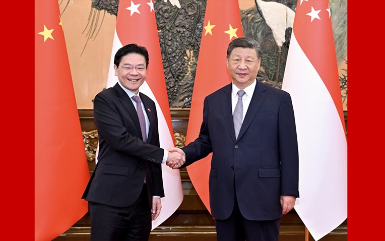 习近平会见新加坡总理黄循财