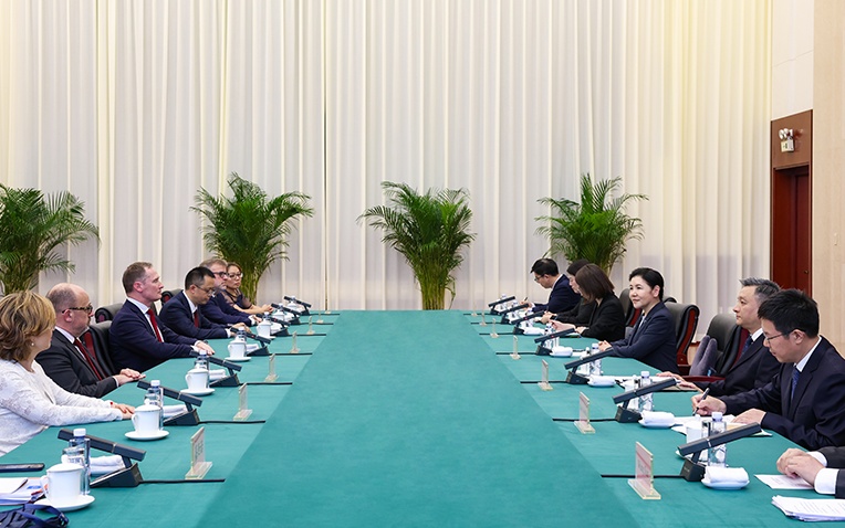贺荣会见国际公证联盟主席莱昂内尔·加里兹