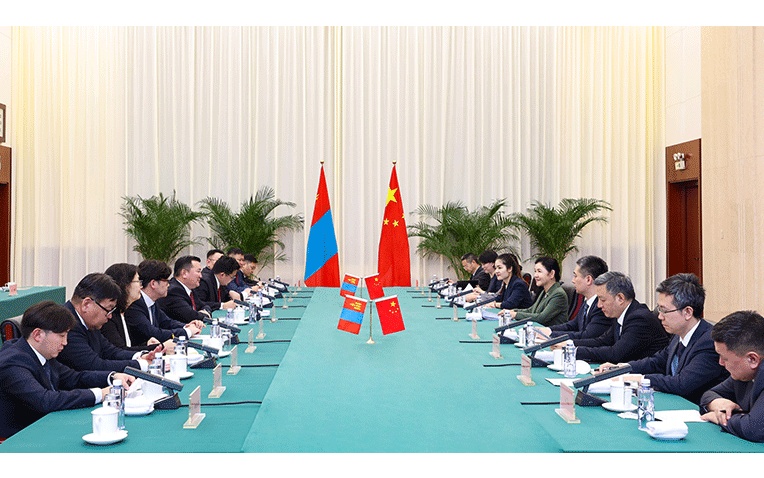 贺荣会见蒙古国法律与内务部部长蒙赫巴特尔