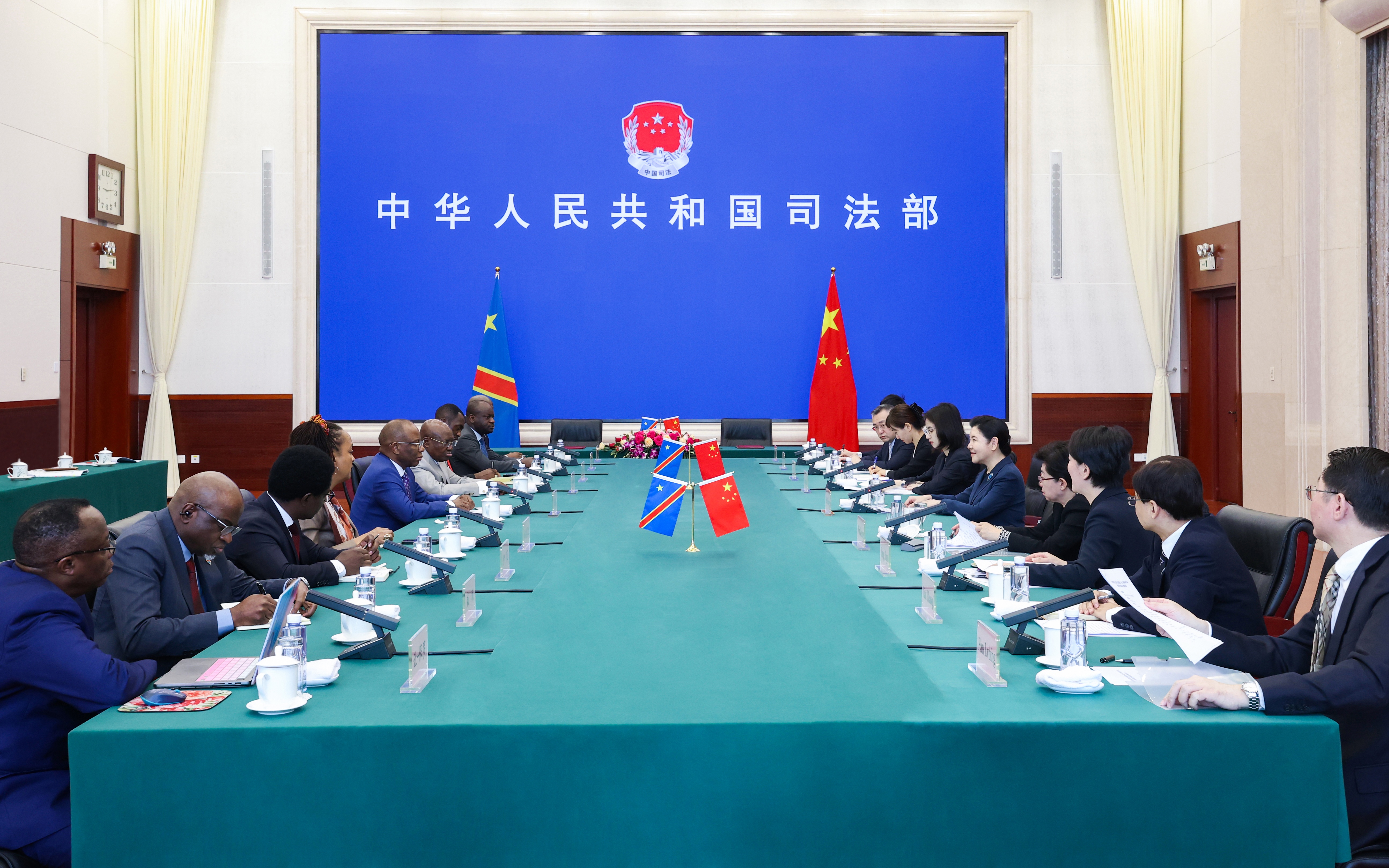 贺荣会见刚果（金）国务部长兼司法和掌玺部长纪尧姆